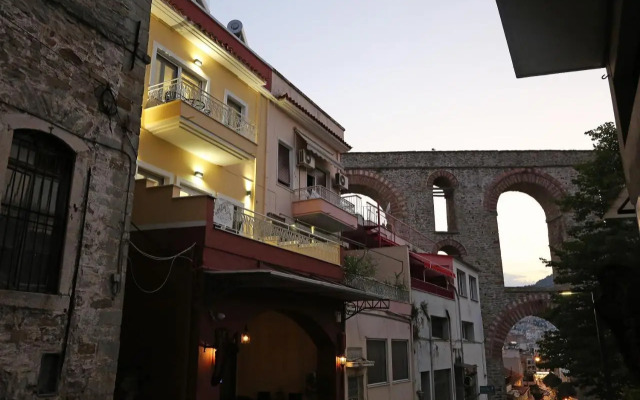 Under the Aqueduct boutique house
