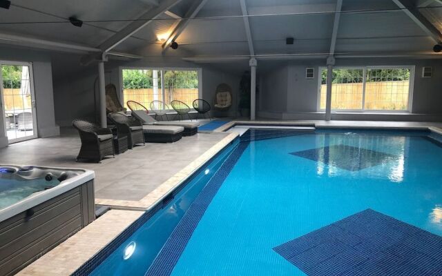 Beautiful Family Home With 42ft Pool & Cinema Room