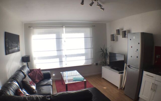 3 Bedroom Flat Near City Centre With Parking