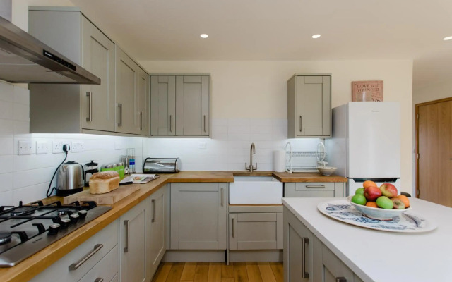 4 bed detached house - Freshwater