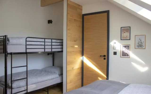Enjoy Harrachov - Atraktivní slunný klimatizovaný apartmán 14 v centru Harrachova se saunou, parkováním s wallboxem EV, Wifi, herní konzolí, počítačem s win 10, Netflix a jedinečným výhledem na Čertovu horu se skokanskými můstky - Hotel in Harrachov - Photo 4