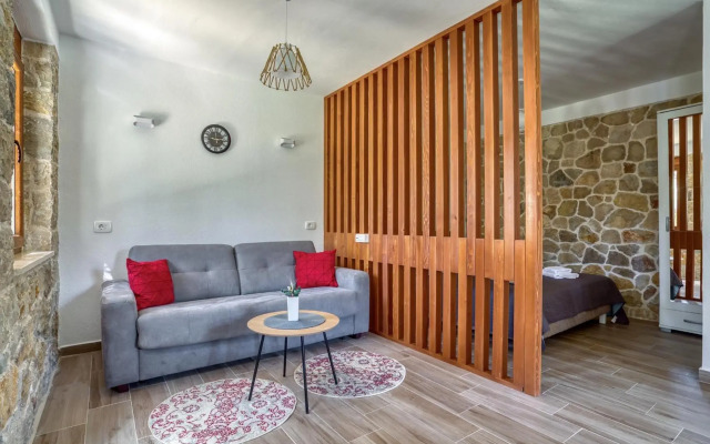 Stonehouse in Olives