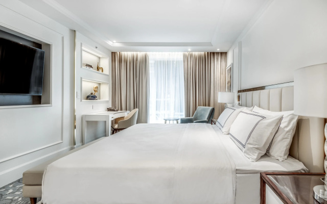 AZUR Legacy Collection Hotel