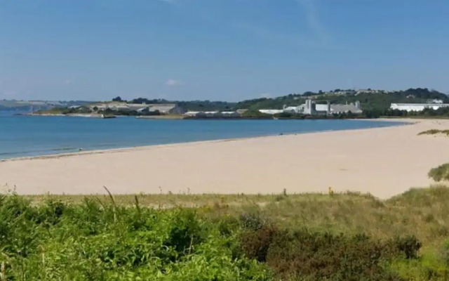 Welcoming 3 Bedroom Caravan 2 Min Walk to Beach