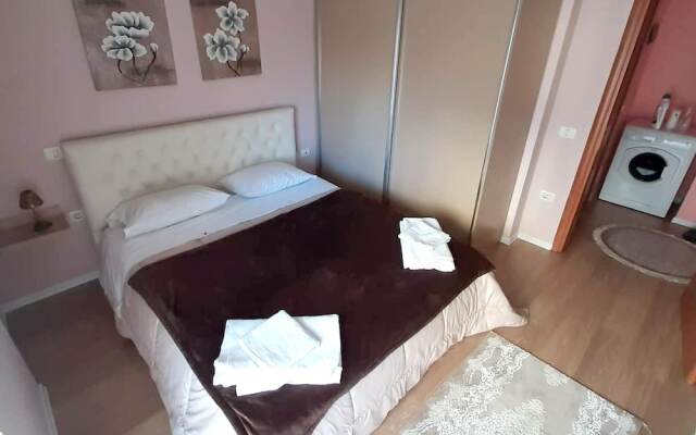 Apartment With one Bedroom in Tiranë, With Balcony and Wifi