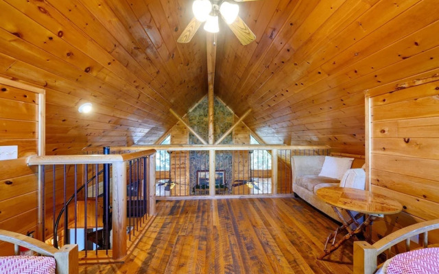 Okehi Pine Cabin With Wood Burning Fireplace and Outdoor Hot Tub by Redawning