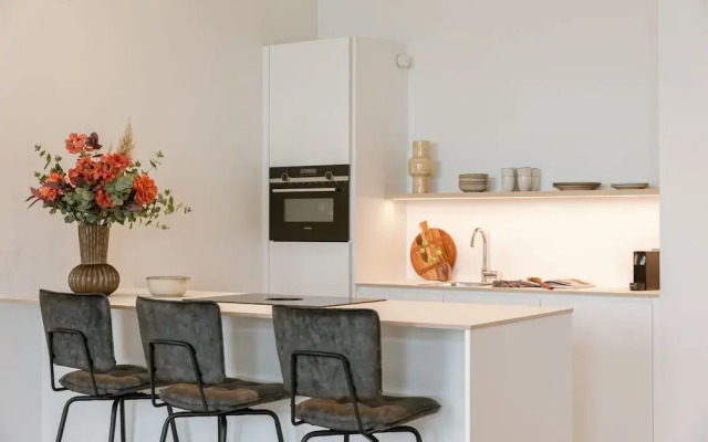 Stunning Seafront Apartment With Modern Comforts and Dike Views