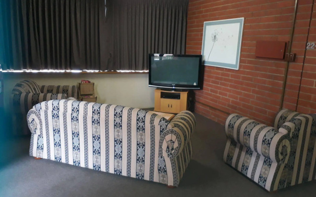 Moe Motor Inn