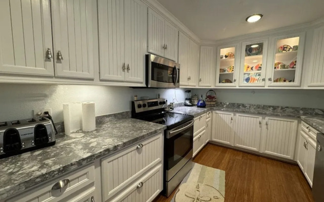 Sea Note 3 Bedroom Home by RedAwning