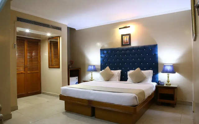 OYO 13052 Hotel Conclave Inn