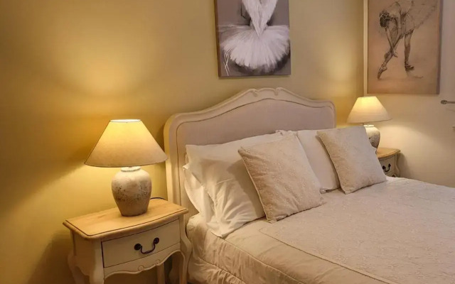 Three Bedroom Apartment by Beautiful Park