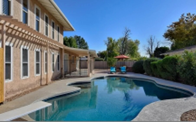 Spacious Updated 2 Masters POOL