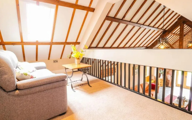 Cosy Barn - Sleeps 8, Hot Tub & Countryside Views