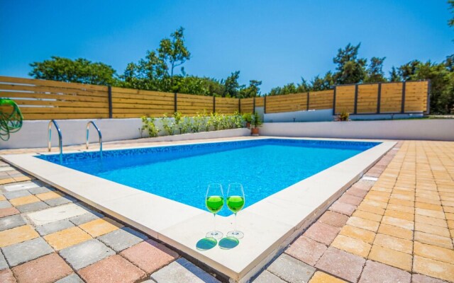 Beautiful Home in Donje Rastane With 3 Bedrooms, Wifi and Outdoor Swimming Pool