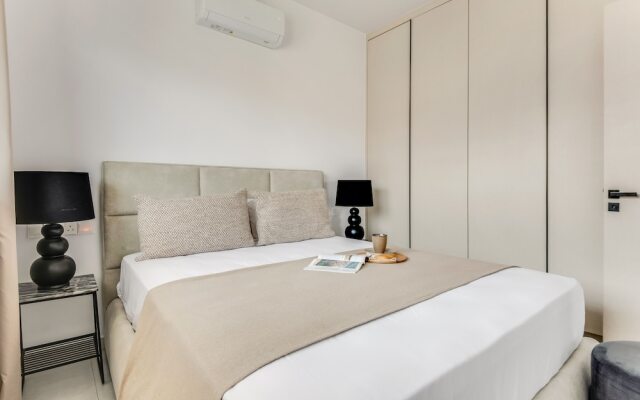 Sanders Only - Delightful 2-bdr Apt With Balcony
