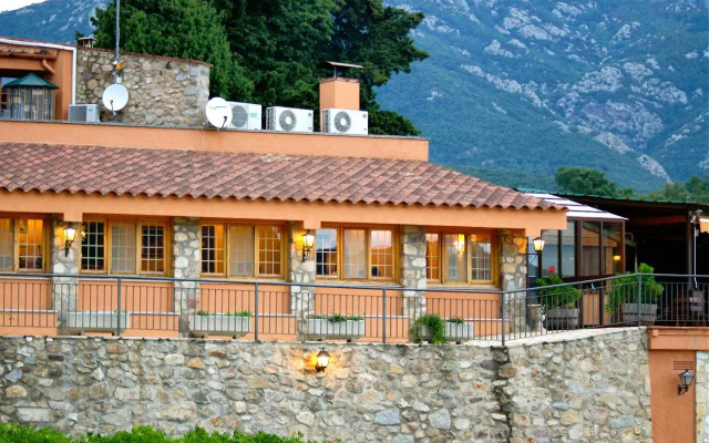 Restaurante y Alojamiento Can Mach