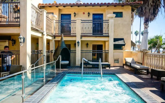 Balboa Inn, On the Beach