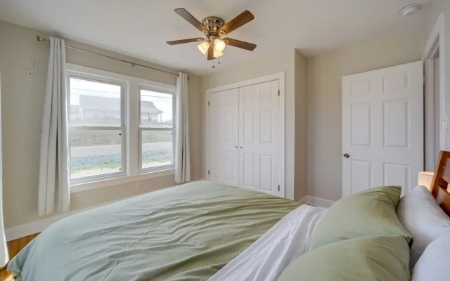 Pet-friendly Texas Retreat w/ Deck & Gas Grill!