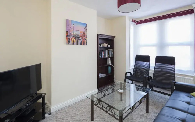 Stylish Modern with FREE Parking by Kasar Stays