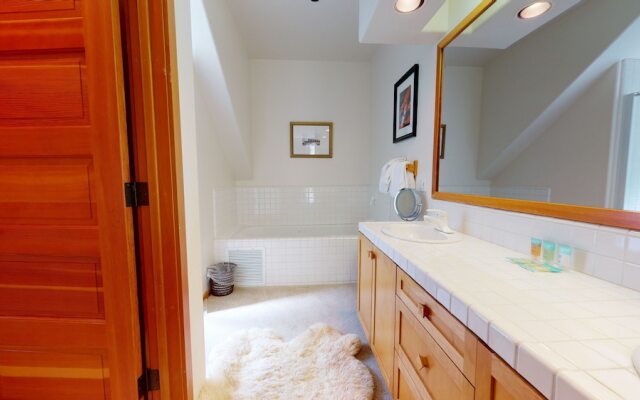 Snowcreek V 760 Pet-Friendly, Amazing Mountain Views, Private 2 Car Garage, Washer Dryer by RedAwning