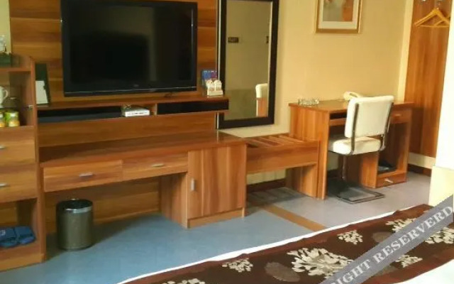 V8 Holiday Hotel