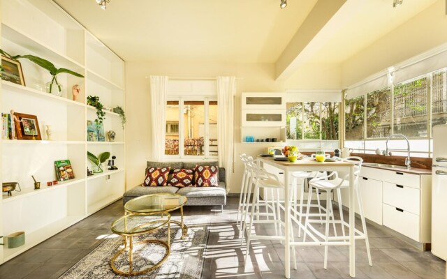 Serene Retreat with Lush Garden by Sea N Rent