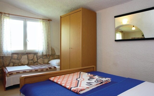 Nice Home in Liznjan With Wifi and 2 Bedrooms