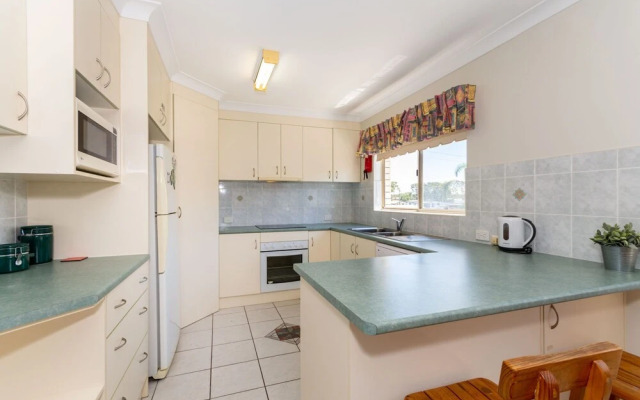 Freshly revovated Dog Friendly House walking distance to Waterfront!