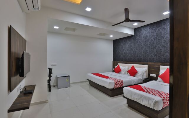 OYO 27930 Hotel Dev Palace