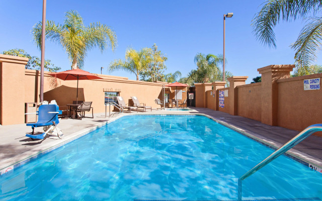 Holiday Inn Express & Suites Corona by IHG