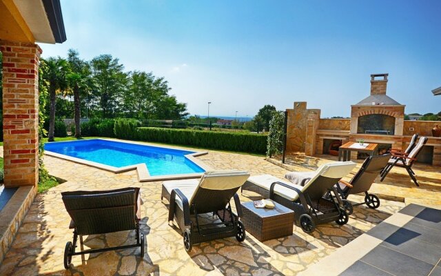 Beautiful Holiday House With Private Pool and Terrace !