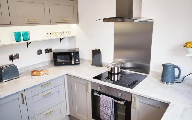 Parkway House - Modern with great transport links