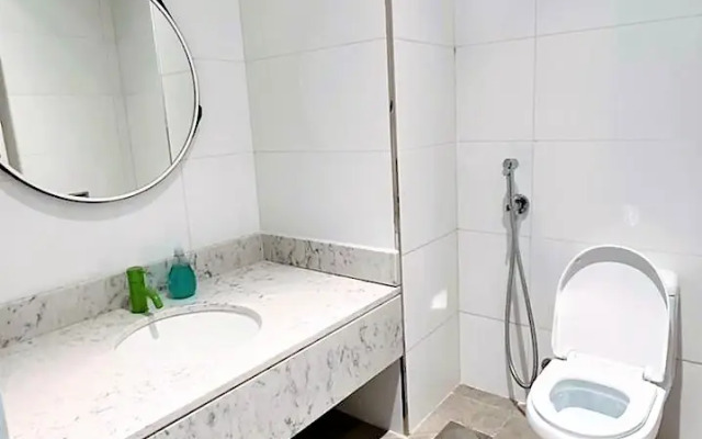 Spacious 1 bedroom with balcony in Wilton Terraces