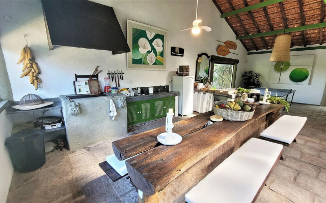 Linda casa com piscina a poucos passos da praia