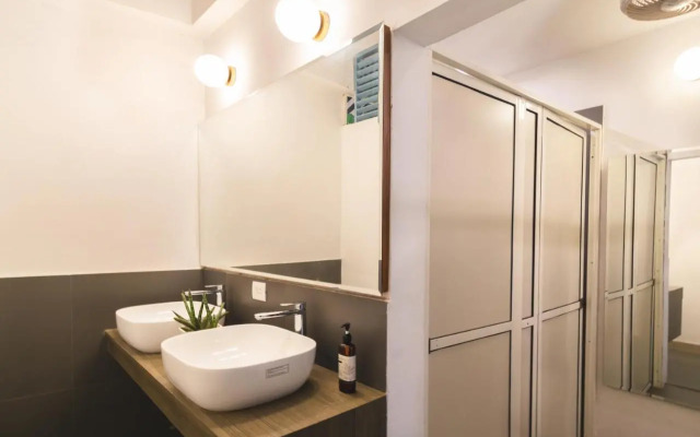 Minimalist Poshtel & Suites