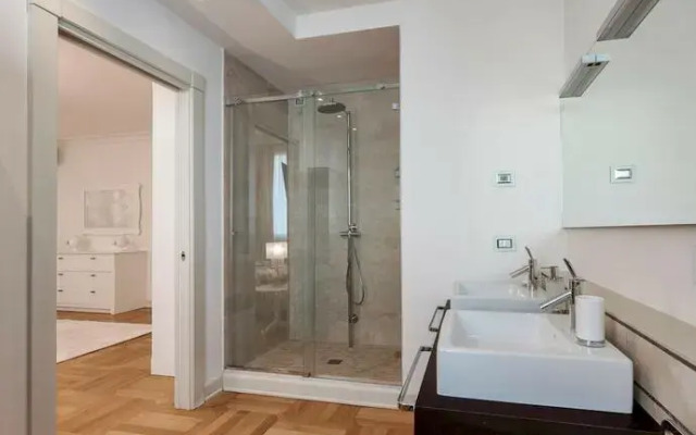 Luxury Lakefront Onassis 1 by Apt24