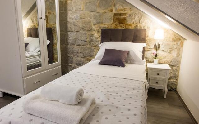 XIV Century rooms