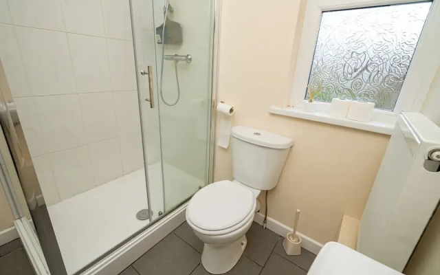 Family & Group Stay 5-bed Home, Parking