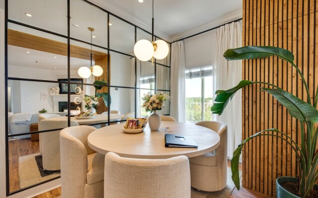 Luxury Atlanta Rental w/ Balcony: Near Buckhead!