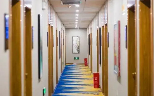 Kelly Hotel (Zhengzhou East High-speed Railway Station)