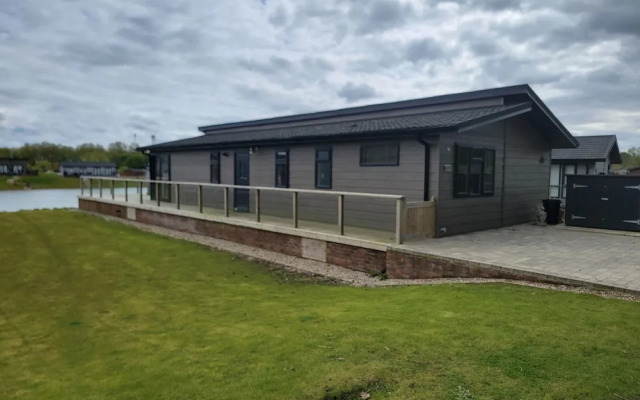 Luxury 2-bed Lodge in Routh, Sleeps 4 With Hot Tub