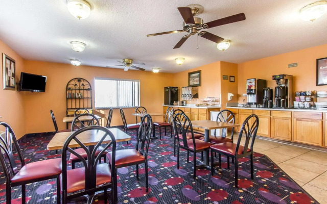 Econo Lodge & Suites