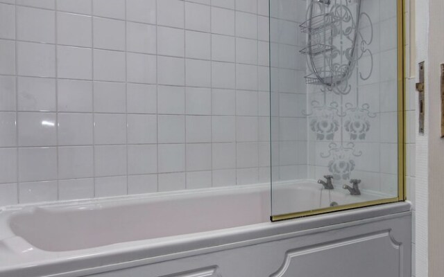 Bright, Spacious 2BR Central Manchester Flat for 4