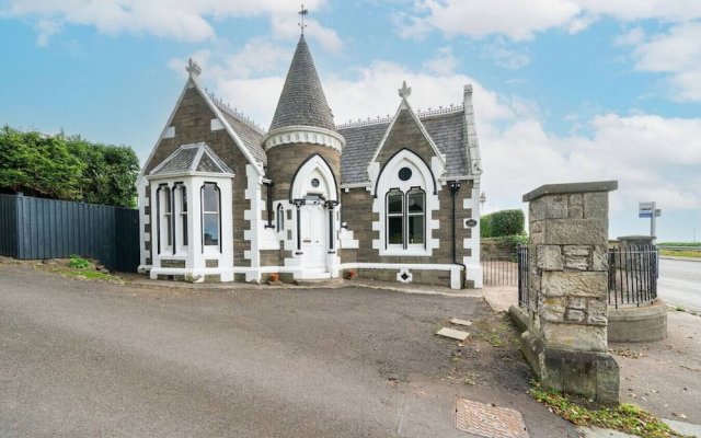 The Gate Lodge - Modern and Period Combined