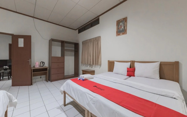 RedDoorz Plus @ Hotel Griya Astoeti