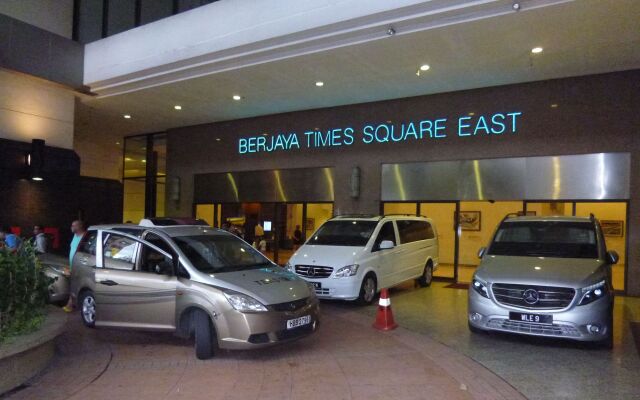 Peaceful Service Suite At Times Square