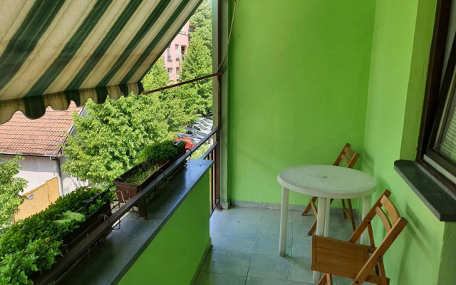 Apartman Yellow House