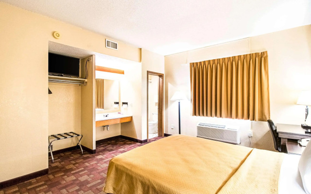 Econo Lodge Watertown