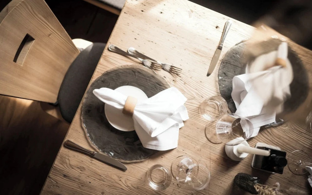 Presulis Hideaway Apartments & Restaurant