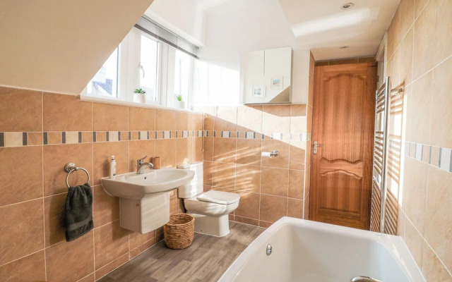 6D Clifton Drive